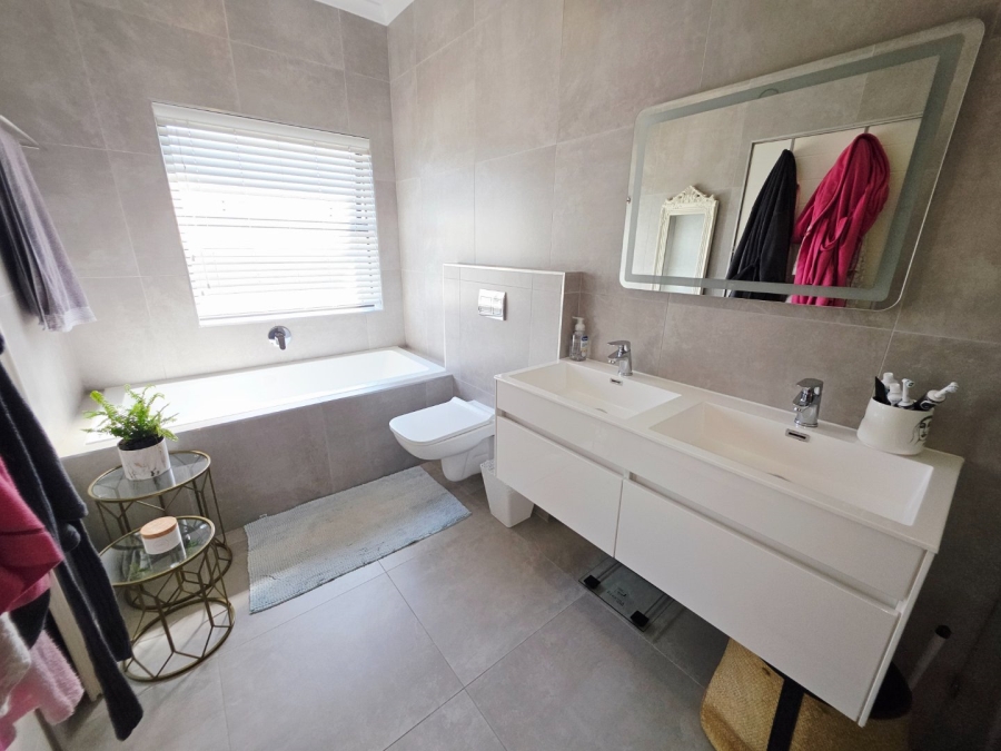 4 Bedroom Property for Sale in Sandown Western Cape